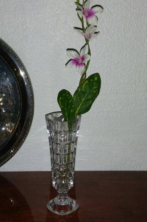 JARRÓN  PEDESTAL  FORMA  CONO