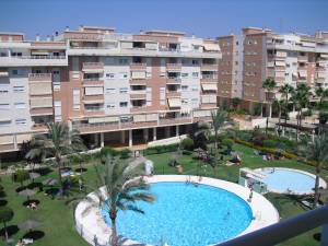 SE ALQUILA ESTUPENDO PISO VACACIONAL