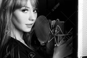 Trabaja desde casa grabando audios.