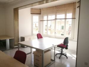 Mesa de trabajo en espacio coworking