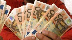 A ti la persona en crisis económica mundial