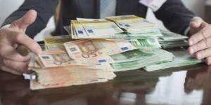 j´ofrece a la vez préstamos de longitud y corto plazo