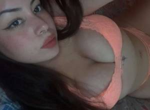 ESTOY MUY CACHONDITA SOLITA EN CASA,