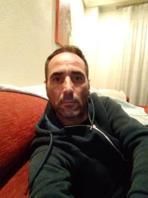 Hola soy Santi y busco mujer para sexo gratis vivo solo