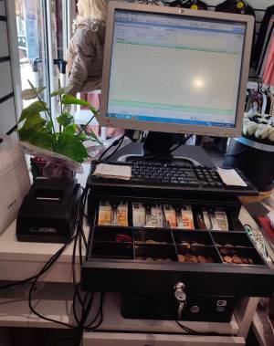 Vendo género+equipamiento  completo tienda de ropa