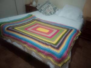 Manta para sofá o cubre cama echa a crochet