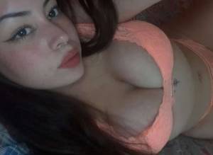 Jovencita de pechos naturales busco hombre liberal**