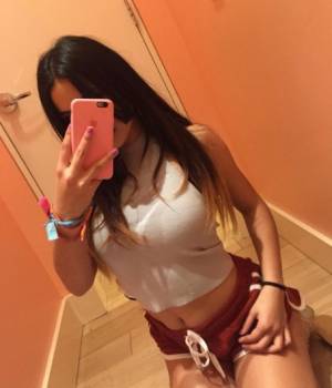 PEQUEÑA GATITA DESEANDO SEXO SALVAJE